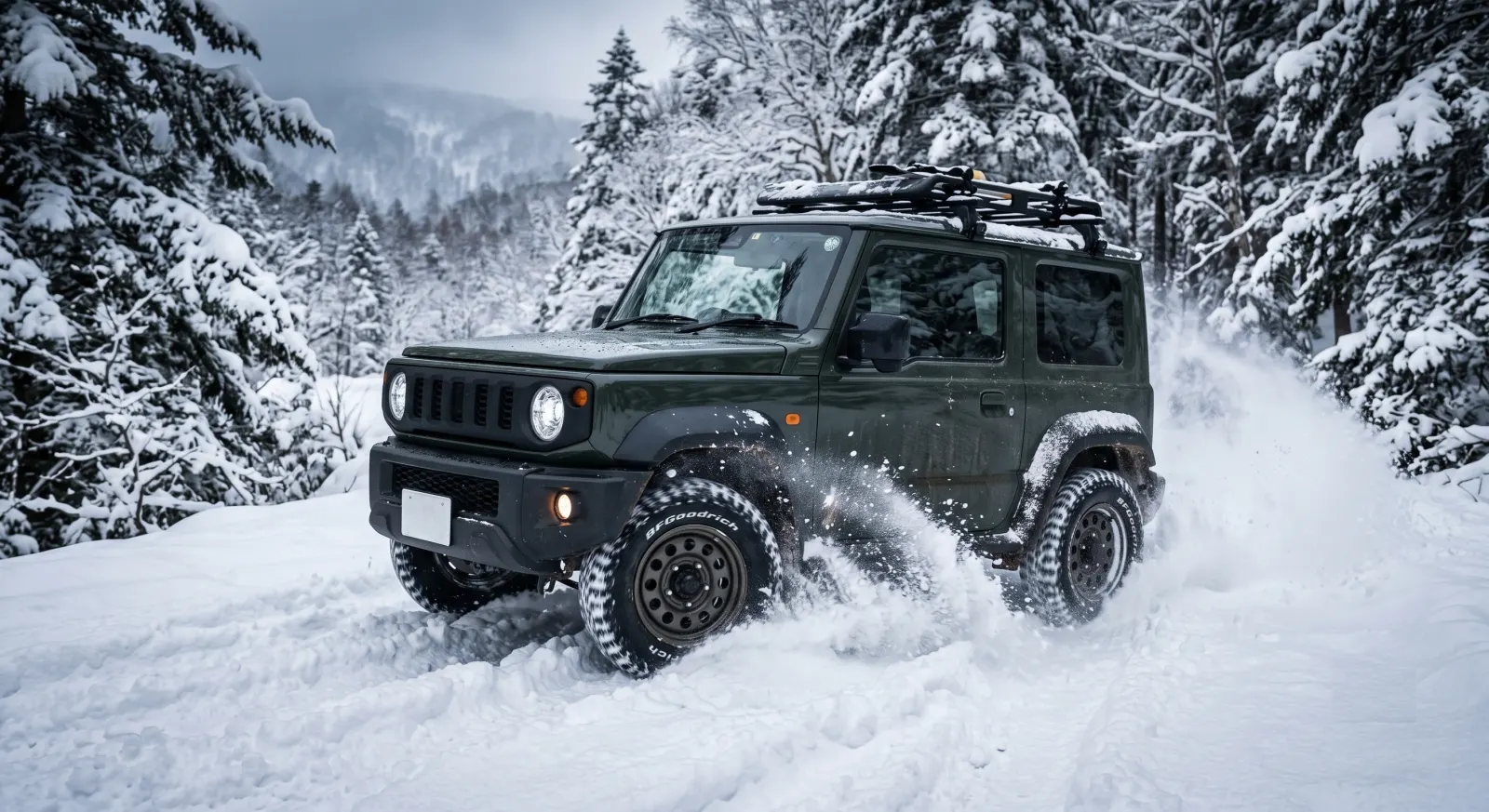 深雪の林道を走る4WD車の構想イメージ(AI生成)